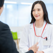 患者さんに服薬指導する薬剤師
